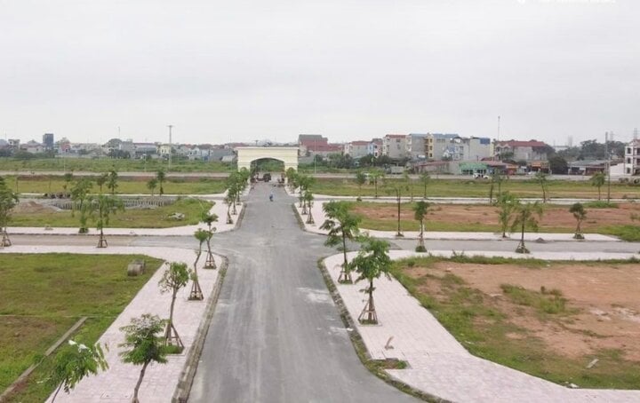 Giá bất động sản Hà Nội quá cao, nhà đầu tư 'ôm' tiền mua đất nền ở tỉnh - Ảnh 1.