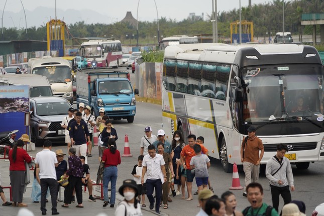 Bơ phờ chen chân mua vé tham quan vịnh Hạ Long - Ảnh 15.