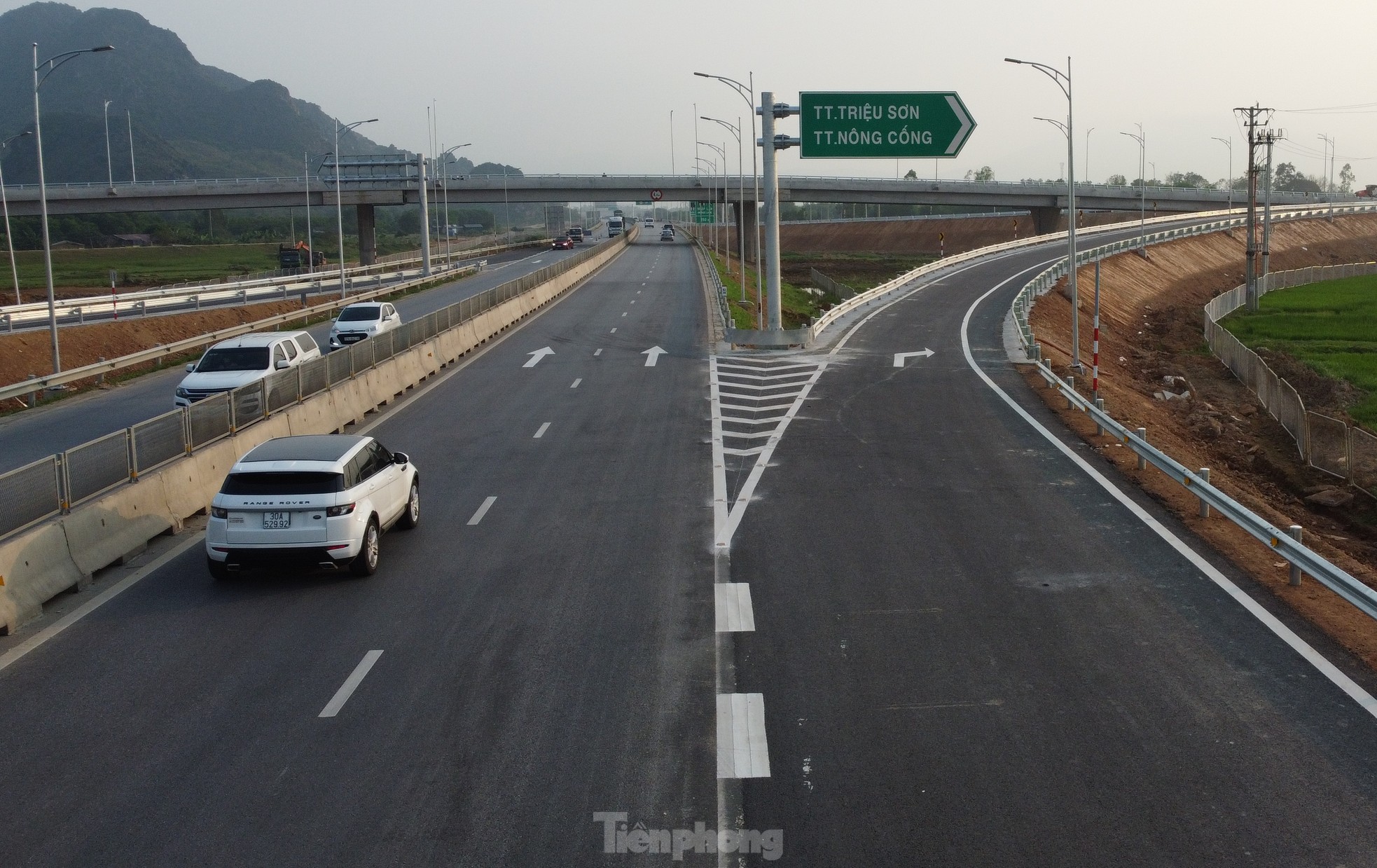 Tận thấy 2 nút giao cao tốc hơn 600 tỷ vừa thông xe đã phải đóng rào - Ảnh 1.