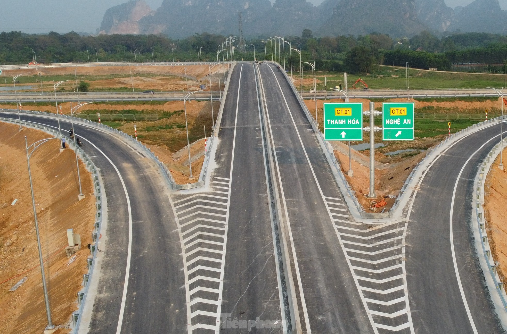 Tận thấy 2 nút giao cao tốc hơn 600 tỷ vừa thông xe đã phải đóng rào - Ảnh 6.