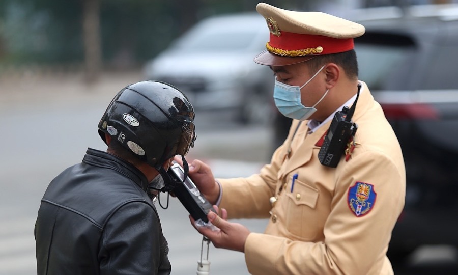 'Bị phạt 7 triệu vì chén rượu uống từ hôm trước': Uống rượu xong bao lâu thì yên tâm lái xe?- Ảnh 1. 'Bị phạt 7 triệu vì chén rượu uống từ hôm trước': Uống rượu xong bao lâu thì yên tâm lái xe?- Ảnh 1.