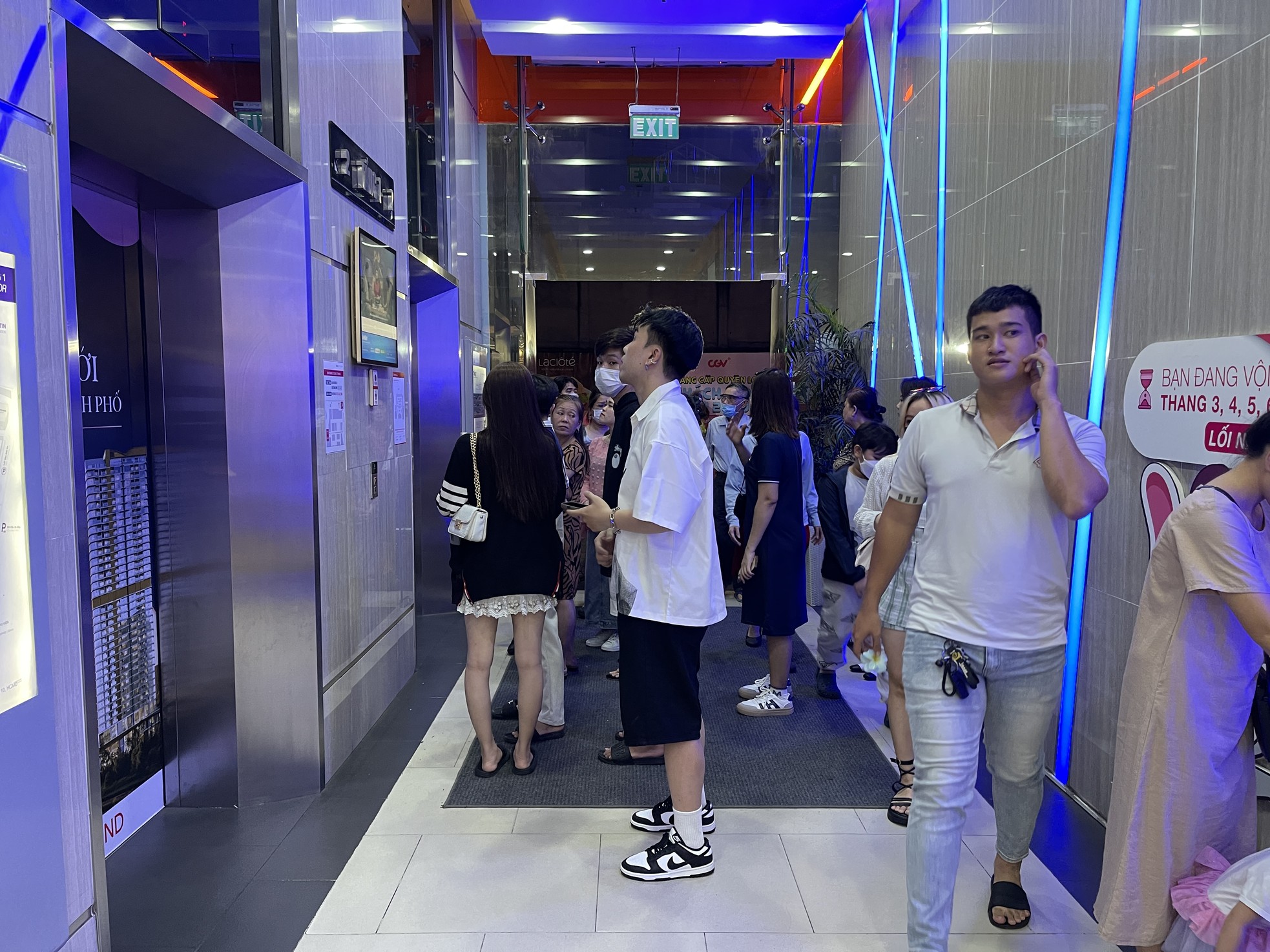 Chen chân vào nhà hàng, rạp phim, khu vui chơi dịp nghỉ lễ ở TPHCM - Ảnh 8. Chen chân vào nhà hàng, rạp phim, khu vui chơi dịp nghỉ lễ ở TPHCM - Ảnh 8.