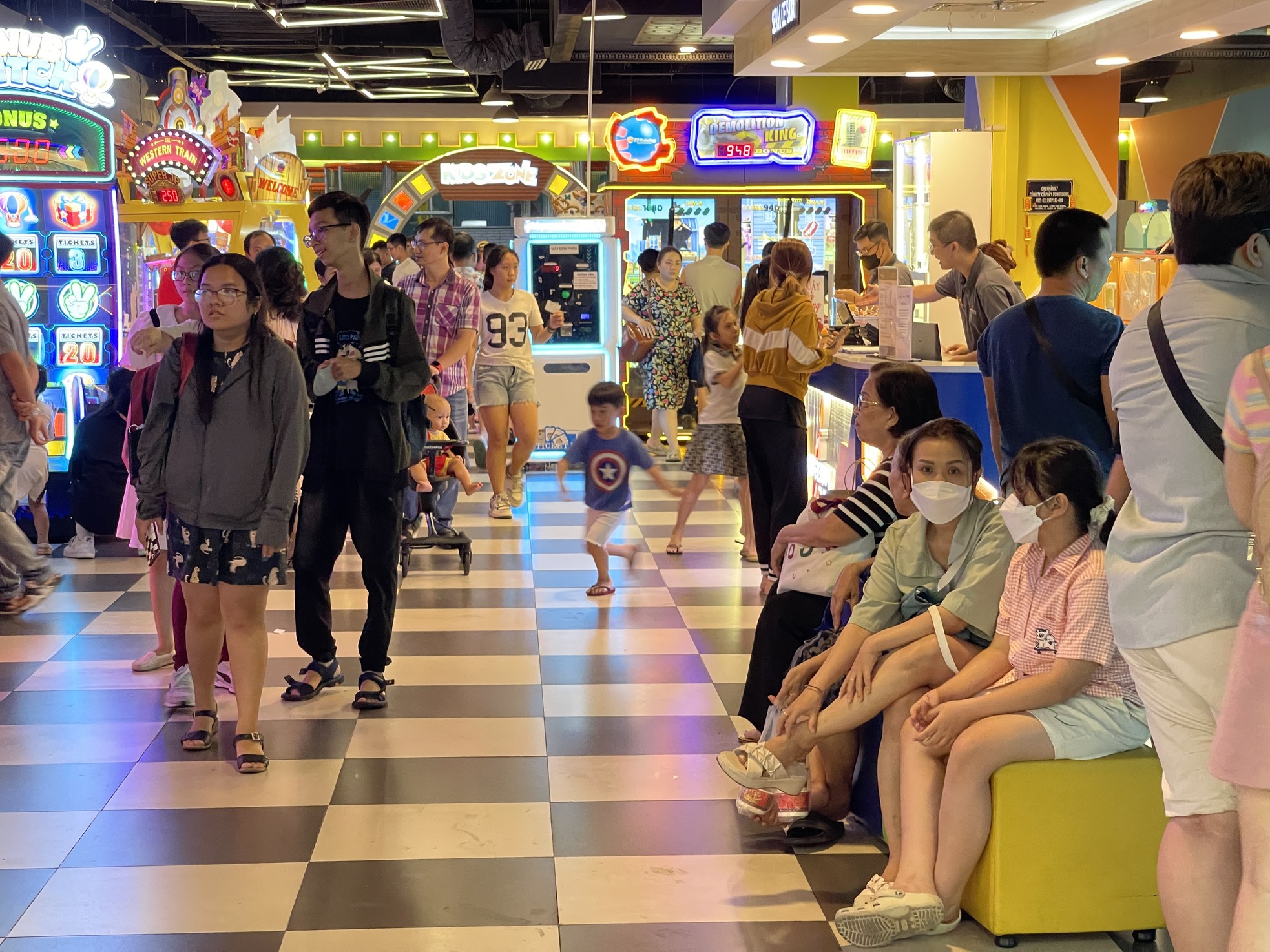 Chen chân vào nhà hàng, rạp phim, khu vui chơi dịp nghỉ lễ ở TPHCM - Ảnh 13. Chen chân vào nhà hàng, rạp phim, khu vui chơi dịp nghỉ lễ ở TPHCM - Ảnh 13.