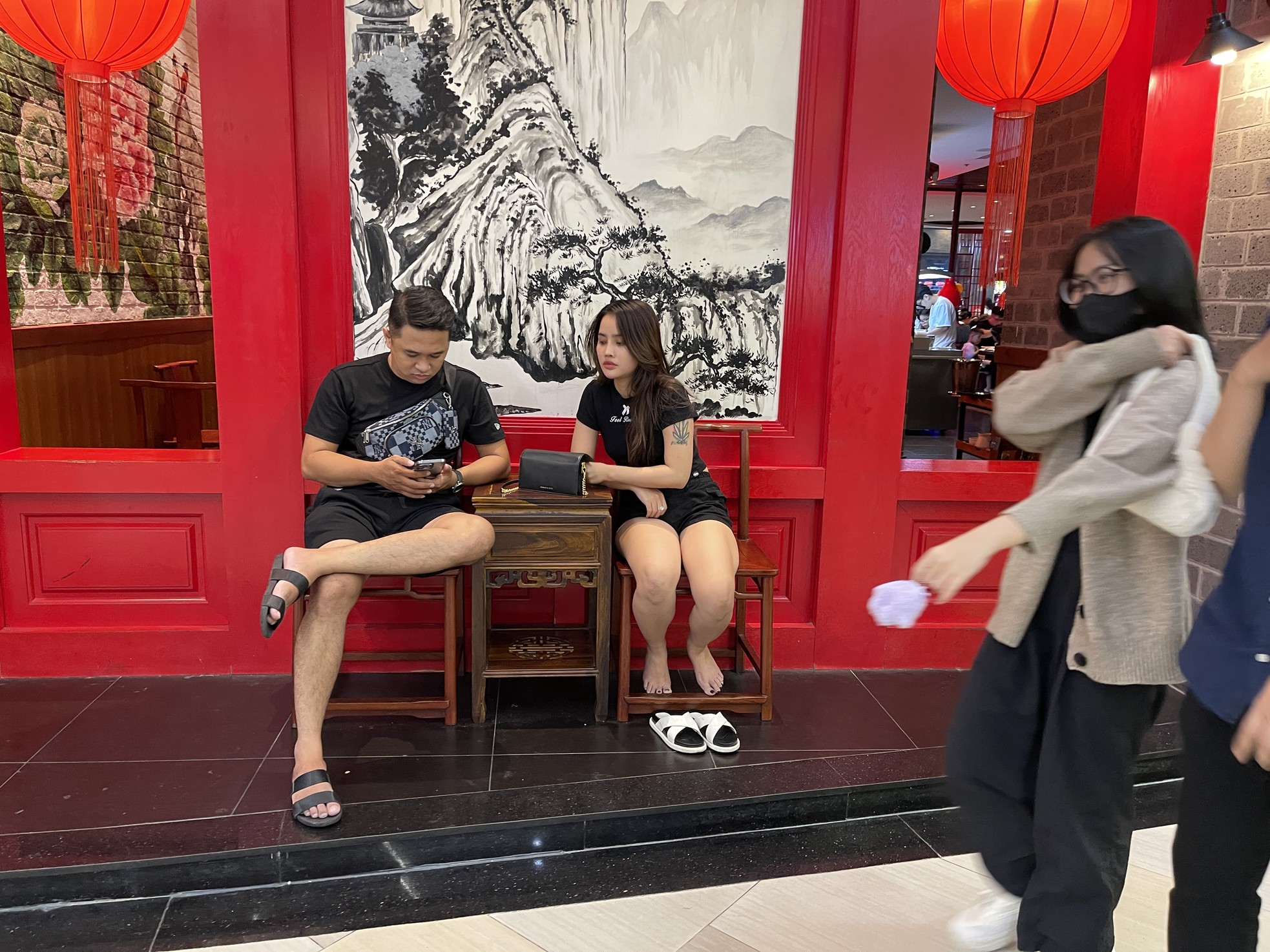 Chen chân vào nhà hàng, rạp phim, khu vui chơi dịp nghỉ lễ ở TPHCM - Ảnh 10. Chen chân vào nhà hàng, rạp phim, khu vui chơi dịp nghỉ lễ ở TPHCM - Ảnh 10.