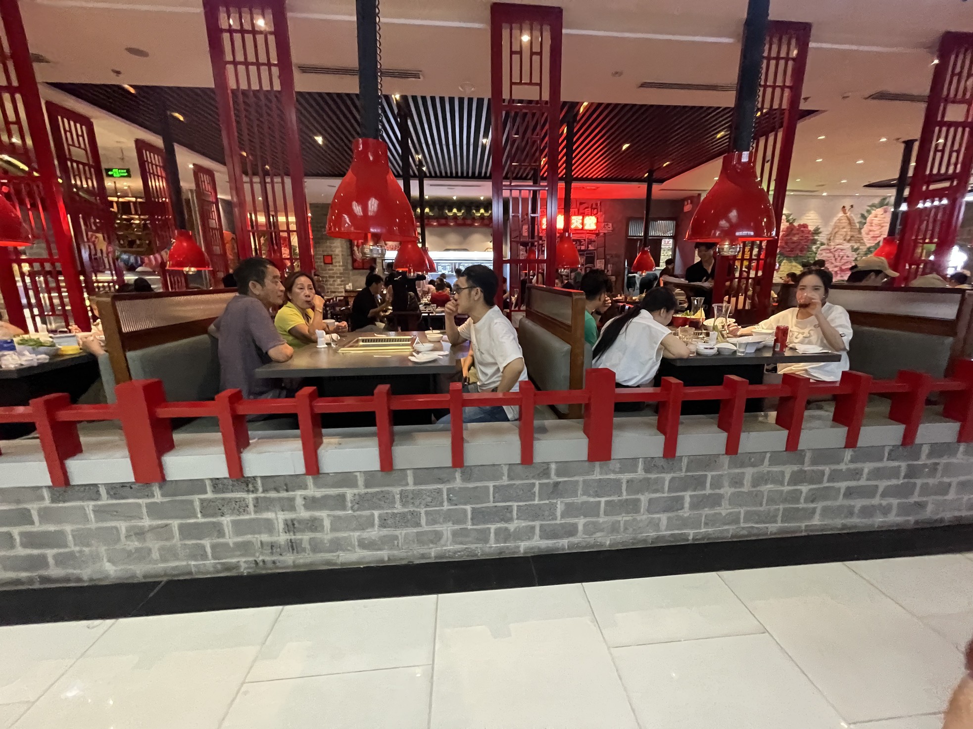 Chen chân vào nhà hàng, rạp phim, khu vui chơi dịp nghỉ lễ ở TPHCM - Ảnh 14. Chen chân vào nhà hàng, rạp phim, khu vui chơi dịp nghỉ lễ ở TPHCM - Ảnh 14.