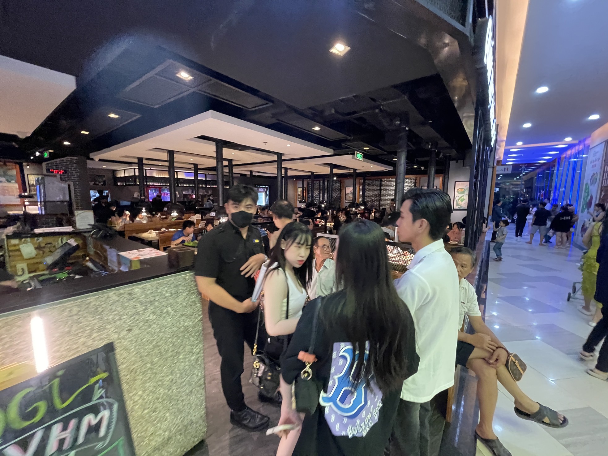 Chen chân vào nhà hàng, rạp phim, khu vui chơi dịp nghỉ lễ ở TPHCM - Ảnh 7. Chen chân vào nhà hàng, rạp phim, khu vui chơi dịp nghỉ lễ ở TPHCM - Ảnh 7.