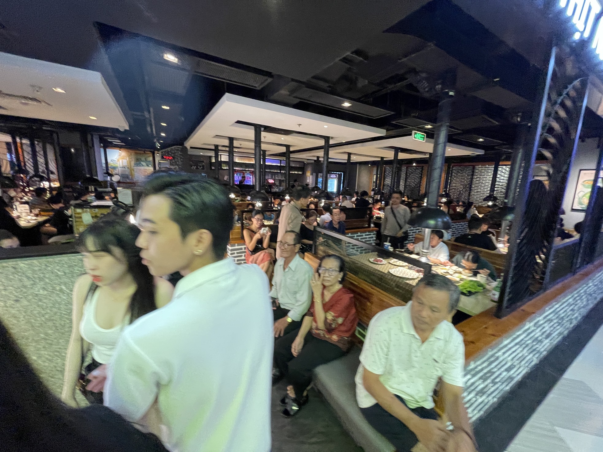 Chen chân vào nhà hàng, rạp phim, khu vui chơi dịp nghỉ lễ ở TPHCM - Ảnh 15. Chen chân vào nhà hàng, rạp phim, khu vui chơi dịp nghỉ lễ ở TPHCM - Ảnh 15.
