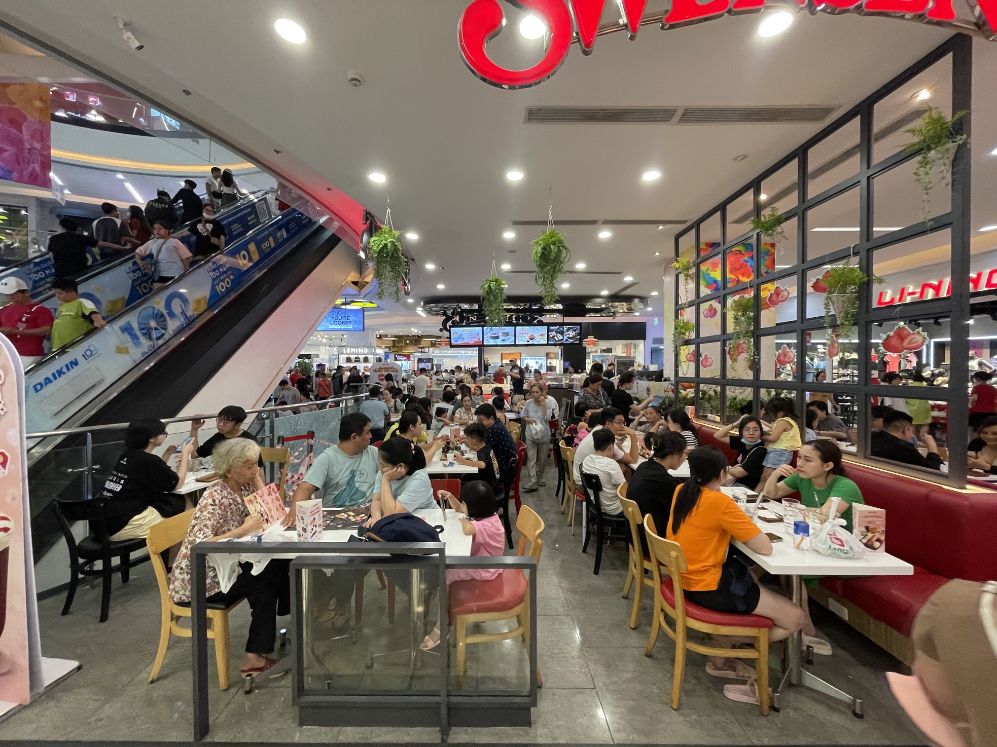 Chen chân vào nhà hàng, rạp phim, khu vui chơi dịp nghỉ lễ ở TPHCM - Ảnh 6. Chen chân vào nhà hàng, rạp phim, khu vui chơi dịp nghỉ lễ ở TPHCM - Ảnh 6.