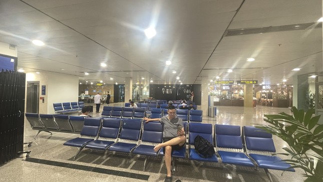 Cảnh tượng 'không thể tin nổi' ở sân bay Tân Sơn Nhất - Ảnh 3.