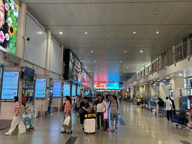 Cảnh tượng 'không thể tin nổi' ở sân bay Tân Sơn Nhất - Ảnh 1.