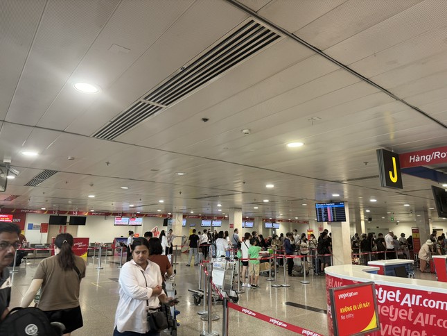 Cảnh tượng 'không thể tin nổi' ở sân bay Tân Sơn Nhất - Ảnh 2.
