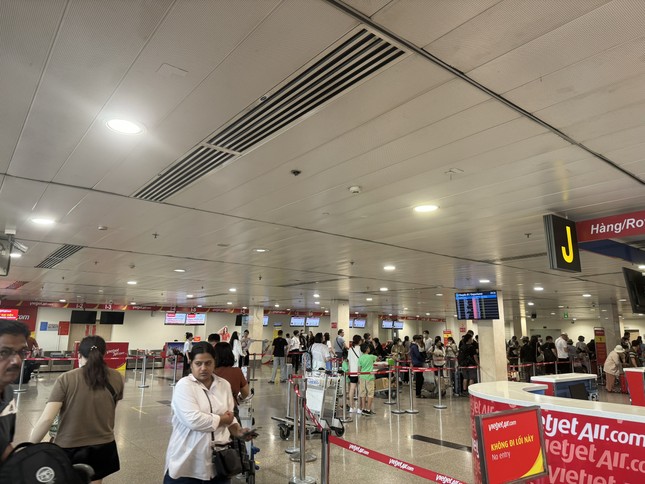 Cảnh tượng 'không thể tin nổi' ở sân bay Tân Sơn Nhất - Ảnh 2. Cảnh tượng 'không thể tin nổi' ở sân bay Tân Sơn Nhất - Ảnh 2.