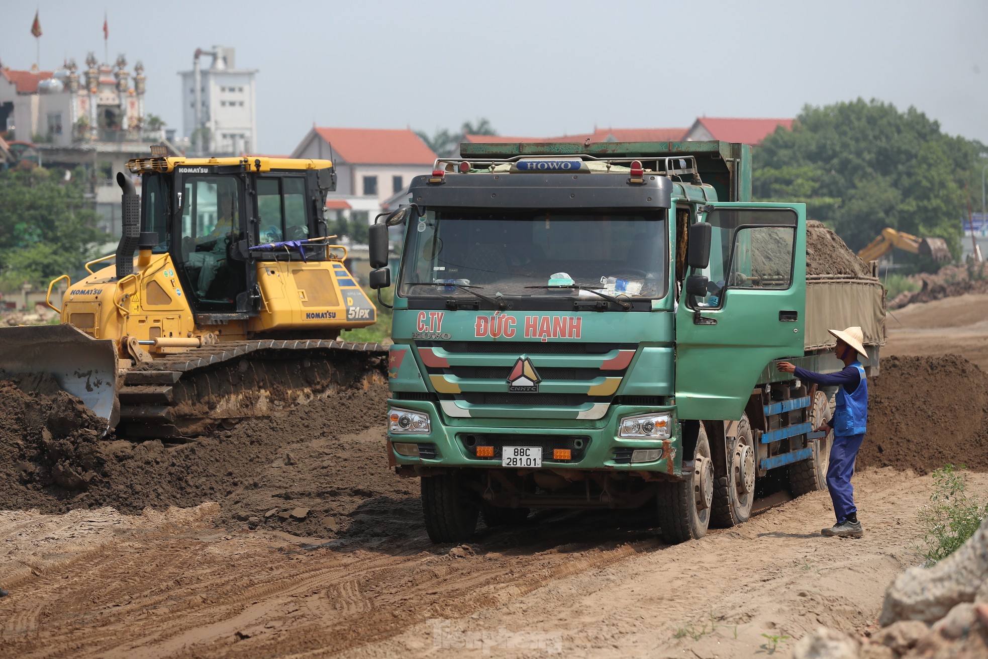 Hàng trăm người không nghỉ lễ thi công đường vành đai 4 dưới nắng nóng gay gắt - Ảnh 4.