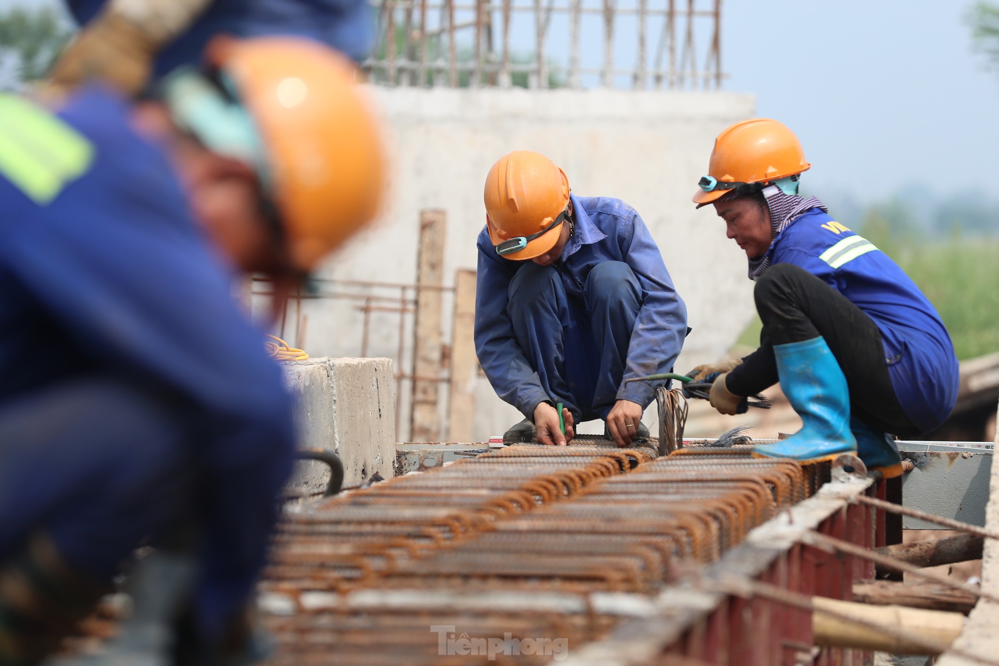 Hàng trăm người không nghỉ lễ thi công đường vành đai 4 dưới nắng nóng gay gắt - Ảnh 9.