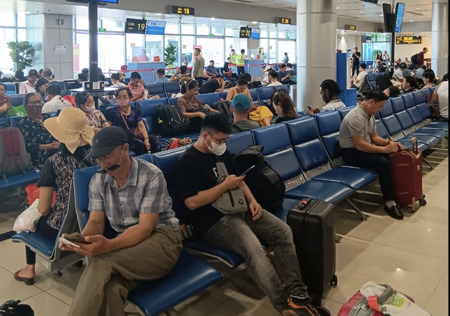 Cảnh tượng 'không thể tin nổi' ở sân bay Tân Sơn Nhất - Ảnh 5. Cảnh tượng 'không thể tin nổi' ở sân bay Tân Sơn Nhất - Ảnh 5.