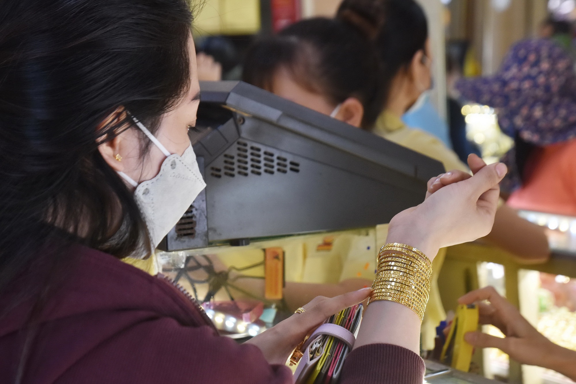 Giá vàng hôm nay, 30-4: Biến động khó lường, tranh thủ bán chốt lời- Ảnh 1.