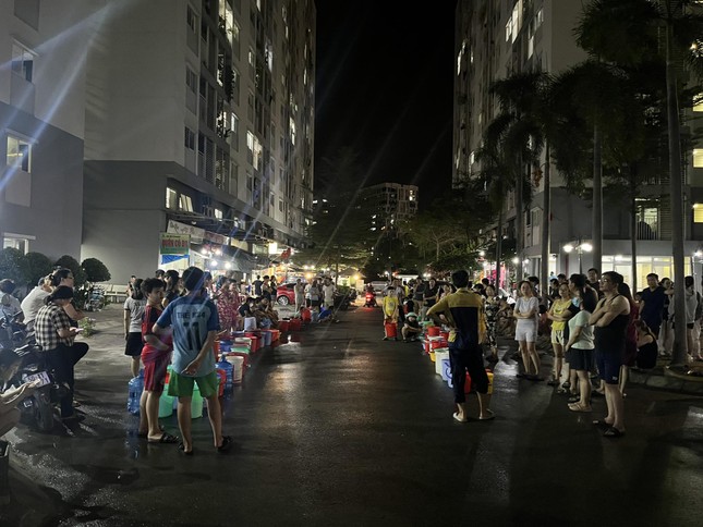 Cả nghìn cư dân tại TPHCM mang xô, chậu đi hứng nước giữa đêm - Ảnh 1.