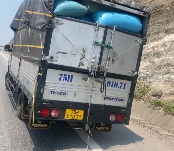 Nhiệt độ trên mặt đường cao tốc nóng kỉ lục 63 độ C, hàng loạt ô tô vỡ lốp- Ảnh 1.