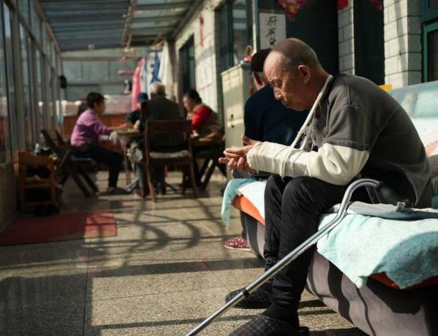 Vỡ quỹ lương hưu: Cơn ác mộng của 1,4 tỷ người dân Trung Quốc khi chưa giàu đã già, giới trẻ được kêu gọi ngừng trà sữa, cà phê, nhà hàng để tiết kiệm. - Ảnh 2.