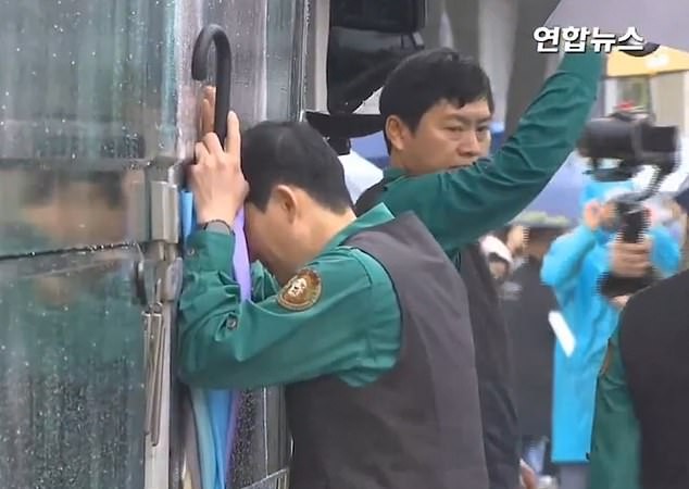 Dòng người Hàn Quốc đội mưa khóc nức nở chia tay gấu trúc Fubao - Ảnh 3.