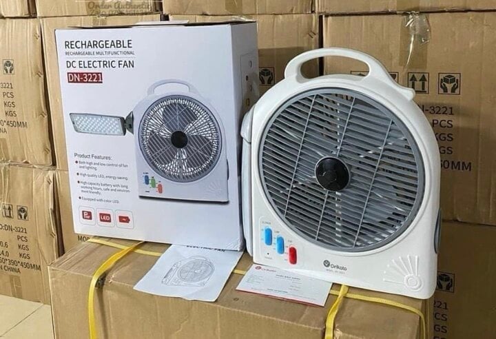 Rớt giá thảm hại, quạt tích điện từng sốt xình xịch nay bị xả bán giá bèo - Ảnh 2. Rớt giá thảm hại, quạt tích điện từng sốt xình xịch nay bị xả bán giá bèo - Ảnh 2.