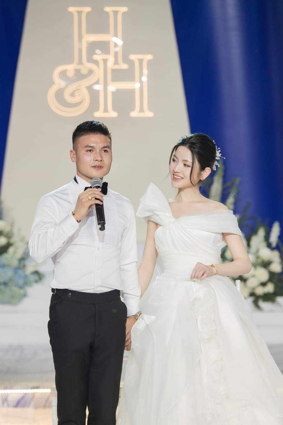 Hé lộ mức giá của 6 mẫu váy cưới mà cô dâu Chu Thanh Huyền từng mặc- Ảnh 9. Hé lộ mức giá của 6 mẫu váy cưới mà cô dâu Chu Thanh Huyền từng mặc- Ảnh 9.