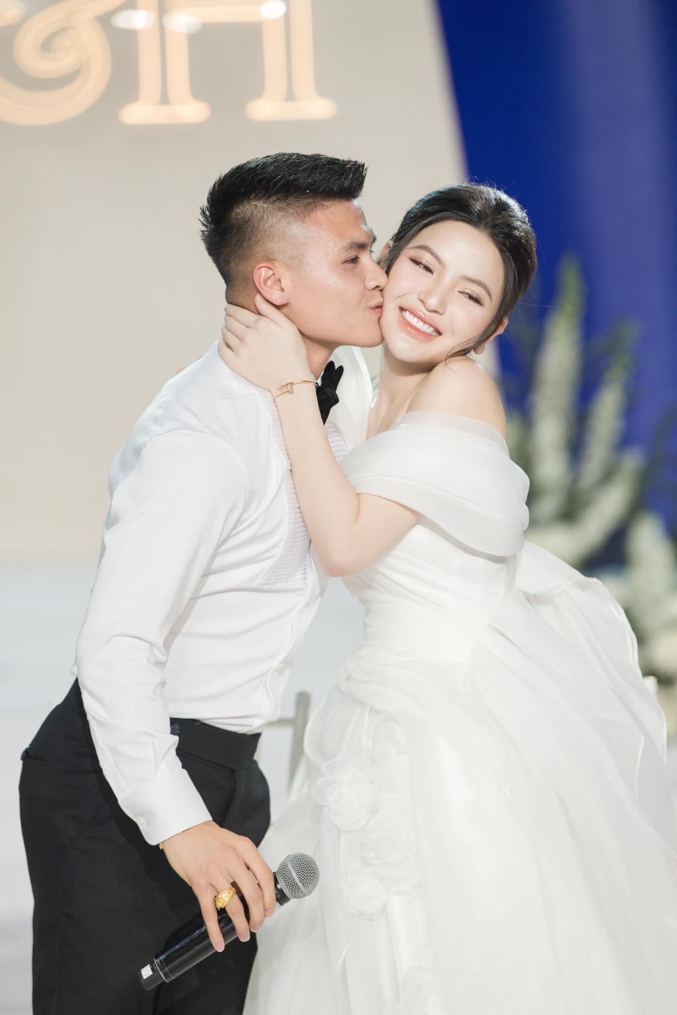 Hé lộ mức giá của 6 mẫu váy cưới mà cô dâu Chu Thanh Huyền từng mặc- Ảnh 10. Hé lộ mức giá của 6 mẫu váy cưới mà cô dâu Chu Thanh Huyền từng mặc- Ảnh 10.