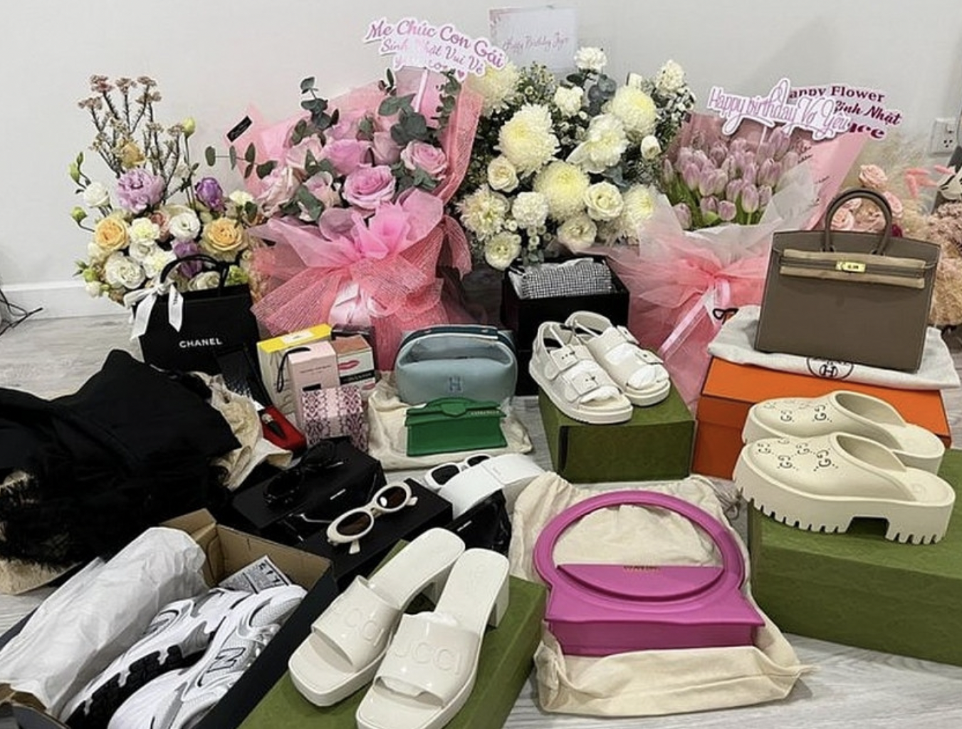 Ái nữ nhà đại gia có siêu xe đắt nhất Việt Nam lấy chồng năm 20 tuổi, đồ hiệu ''chất như núi'' trong tư gia, sắp đón ''rồng vàng'' ở tuổi 25 - Ảnh 12.