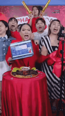 Phạm Thoại lập kỷ lục livestream 1 phiên được 2 triệu USD: Vì sao bị nhiều người gọi là “lố lăng” vẫn hút tương tác khủng đến vậy? - Ảnh 2.