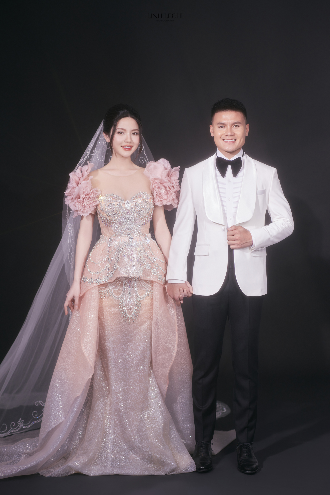Hé lộ mức giá của 6 mẫu váy cưới mà cô dâu Chu Thanh Huyền từng mặc- Ảnh 3. Hé lộ mức giá của 6 mẫu váy cưới mà cô dâu Chu Thanh Huyền từng mặc- Ảnh 3.