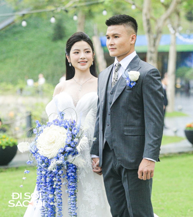 Soi dàn xế hộp “bảnh choẹ” đổ bộ đến đám cưới sang chảnh của Quang Hải - Chu Thanh Huyền: Có chiếc hàng chục tỷ!- Ảnh 1. Soi dàn xế hộp “bảnh choẹ” đổ bộ đến đám cưới sang chảnh của Quang Hải - Chu Thanh Huyền: Có chiếc hàng chục tỷ!- Ảnh 1.