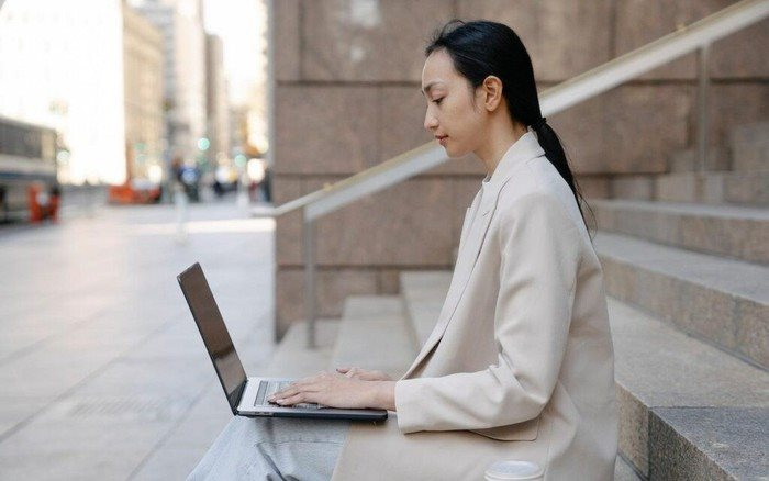 Lo cho túi tiền hơn lòng trung thành với công ty, phần lớn GenZ không chấp nhận làm 1 nghề để sống - Ảnh 1. Lo cho túi tiền hơn lòng trung thành với công ty, phần lớn GenZ không chấp nhận làm 1 nghề để sống - Ảnh 1.