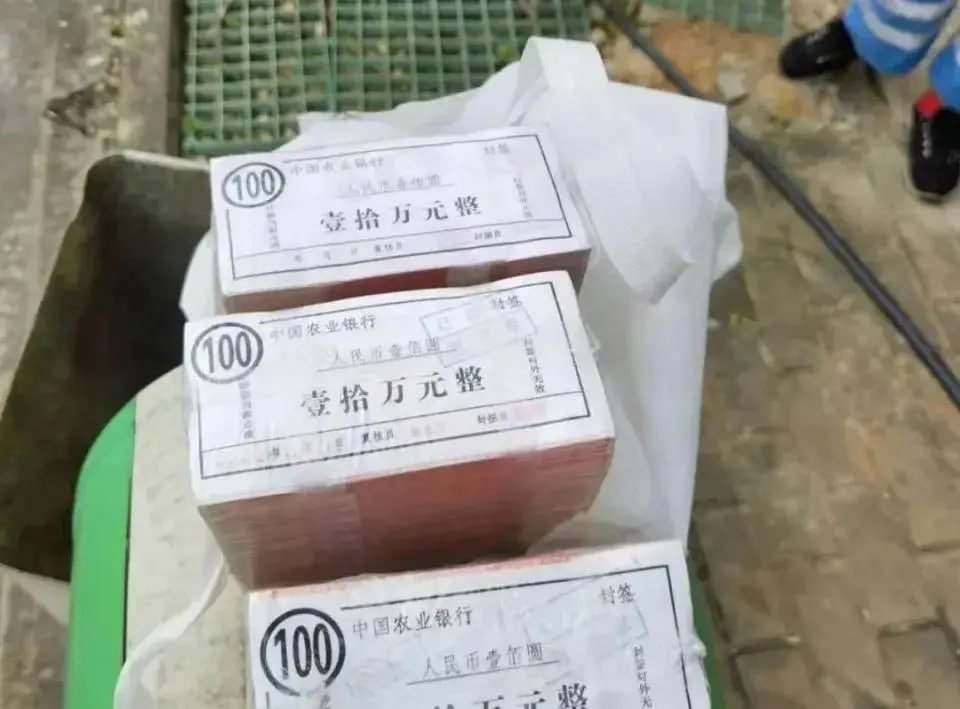 Nữ lao công nhặt được 3 cọc tiền trị giá hơn 1 tỷ vội gọi cho cảnh sát: Nhân viên ngân hàng bị triệu tập- Ảnh 2. Nữ lao công nhặt được 3 cọc tiền trị giá hơn 1 tỷ vội gọi cho cảnh sát: Nhân viên ngân hàng bị triệu tập- Ảnh 2.