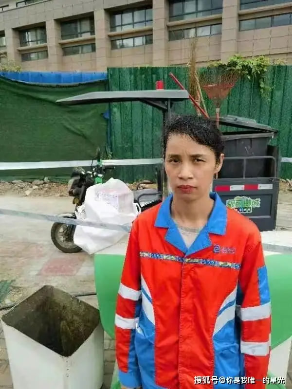 Nữ lao công nhặt được 3 cọc tiền trị giá hơn 1 tỷ vội gọi cho cảnh sát: Nhân viên ngân hàng bị triệu tập- Ảnh 1. Nữ lao công nhặt được 3 cọc tiền trị giá hơn 1 tỷ vội gọi cho cảnh sát: Nhân viên ngân hàng bị triệu tập- Ảnh 1.