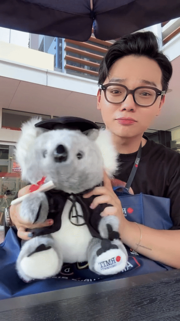 Nam sinh tiết lộ những món đồ RMIT chuẩn bị cho tân  cử nhân: Toàn đồ xịn, phí tốt nghiệp đã 2 triệu/sinh viên- Ảnh 1.