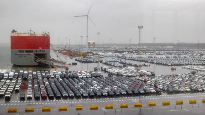 Chuyện gì đây: Cảng biển Châu Âu thành bãi đỗ xe điện của Trung Quốc, hỗn loạn với dòng lũ ô tô giá rẻ ùn tắc ngập các cửa khẩu - Ảnh 2.