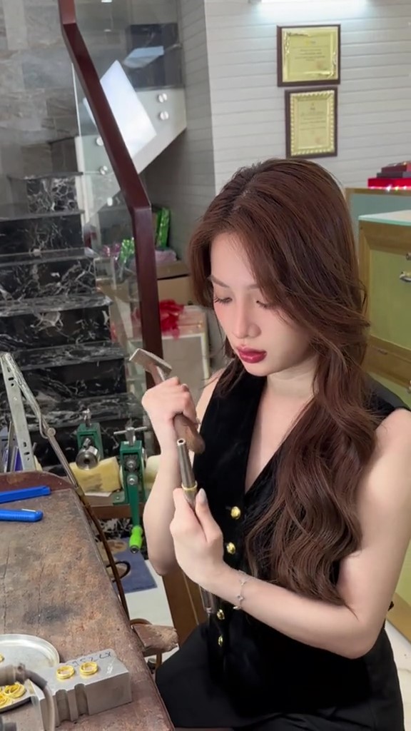 Mỹ nhân "ăn ngủ cùng vàng" nức tiếng Bến Tre kể tường tận quá trình tạo ra vàng nhẫn trơn 9999- Ảnh 6. Mỹ nhân "ăn ngủ cùng vàng" nức tiếng Bến Tre kể tường tận quá trình tạo ra vàng nhẫn trơn 9999- Ảnh 6.