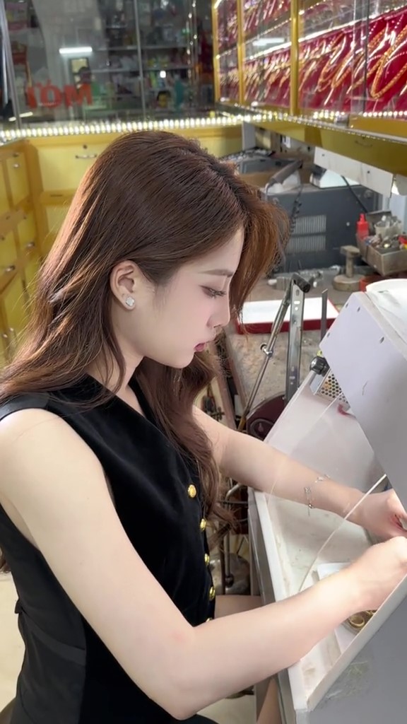 Mỹ nhân "ăn ngủ cùng vàng" nức tiếng Bến Tre kể tường tận quá trình tạo ra vàng nhẫn trơn 9999- Ảnh 7. Mỹ nhân "ăn ngủ cùng vàng" nức tiếng Bến Tre kể tường tận quá trình tạo ra vàng nhẫn trơn 9999- Ảnh 7.