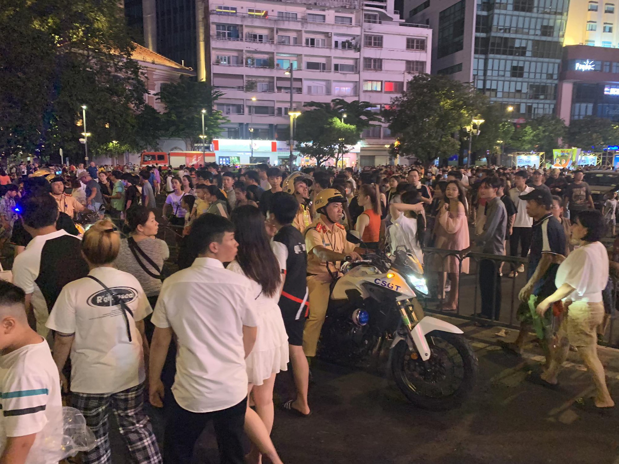 Hàng vạn người dân TP.HCM mãn nhãn với màn pháo hoa rực sáng trên bầu trời mừng ngày 30/4 - Ảnh 13. Hàng vạn người dân TP.HCM mãn nhãn với màn pháo hoa rực sáng trên bầu trời mừng ngày 30/4 - Ảnh 13.