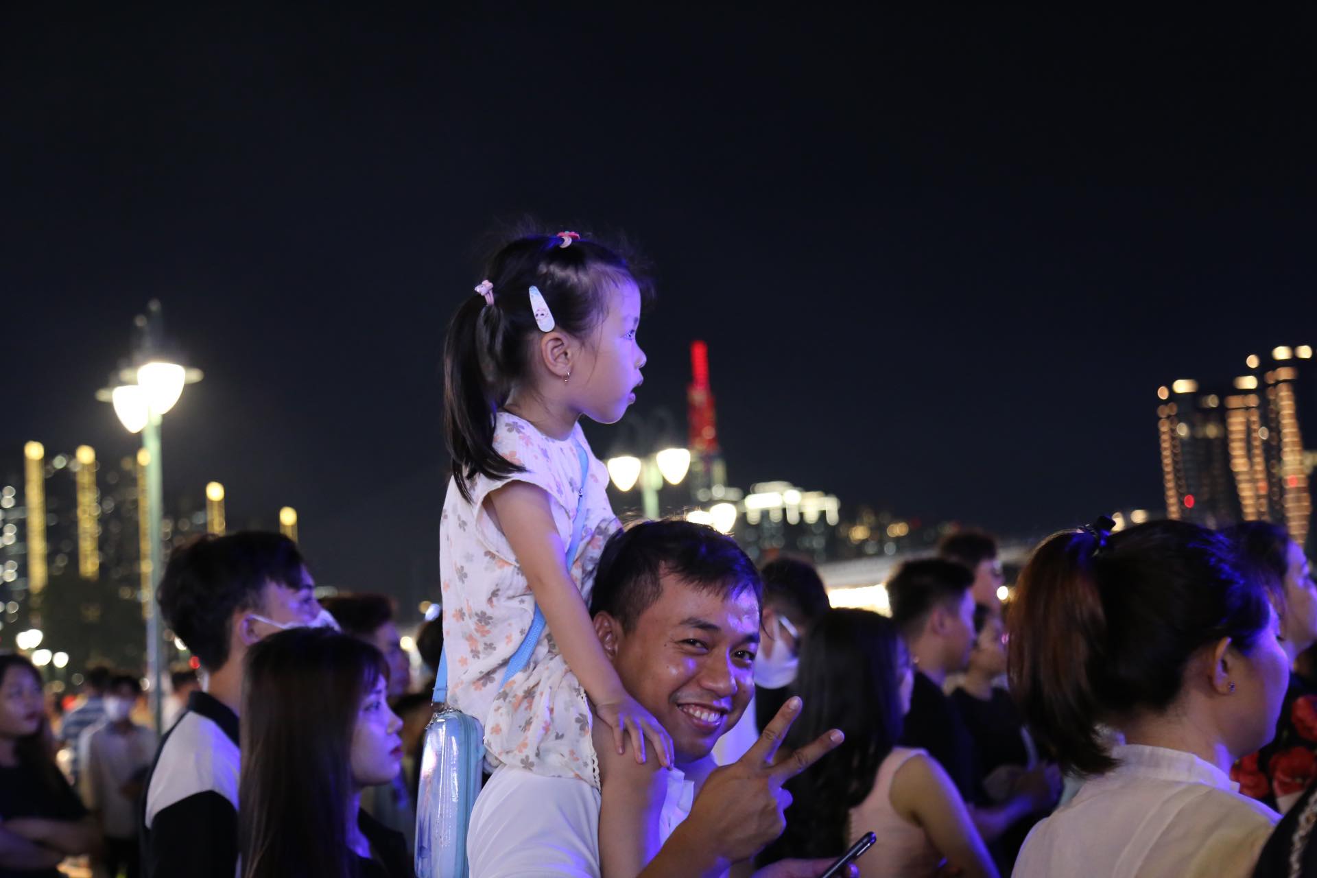 Hàng vạn người dân TP.HCM mãn nhãn với màn pháo hoa rực sáng trên bầu trời mừng ngày 30/4 - Ảnh 12. Hàng vạn người dân TP.HCM mãn nhãn với màn pháo hoa rực sáng trên bầu trời mừng ngày 30/4 - Ảnh 12.