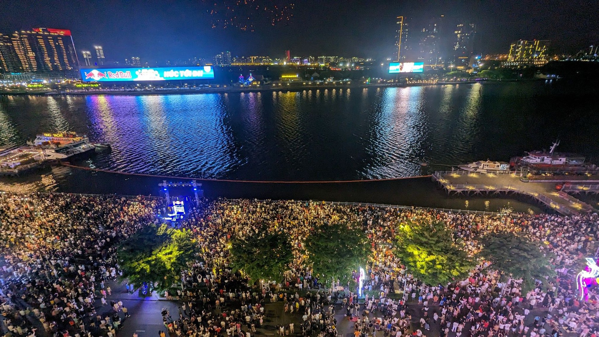 Hàng vạn người dân TP.HCM mãn nhãn với màn pháo hoa rực sáng trên bầu trời mừng ngày 30/4 - Ảnh 14. Hàng vạn người dân TP.HCM mãn nhãn với màn pháo hoa rực sáng trên bầu trời mừng ngày 30/4 - Ảnh 14.