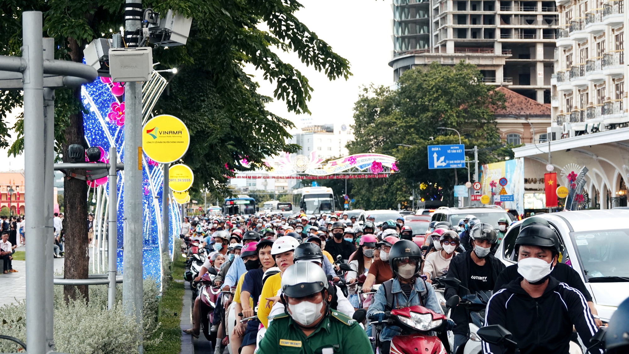 Hàng vạn người dân TP.HCM mãn nhãn với màn pháo hoa rực sáng trên bầu trời mừng ngày 30/4 - Ảnh 4. Hàng vạn người dân TP.HCM mãn nhãn với màn pháo hoa rực sáng trên bầu trời mừng ngày 30/4 - Ảnh 4.