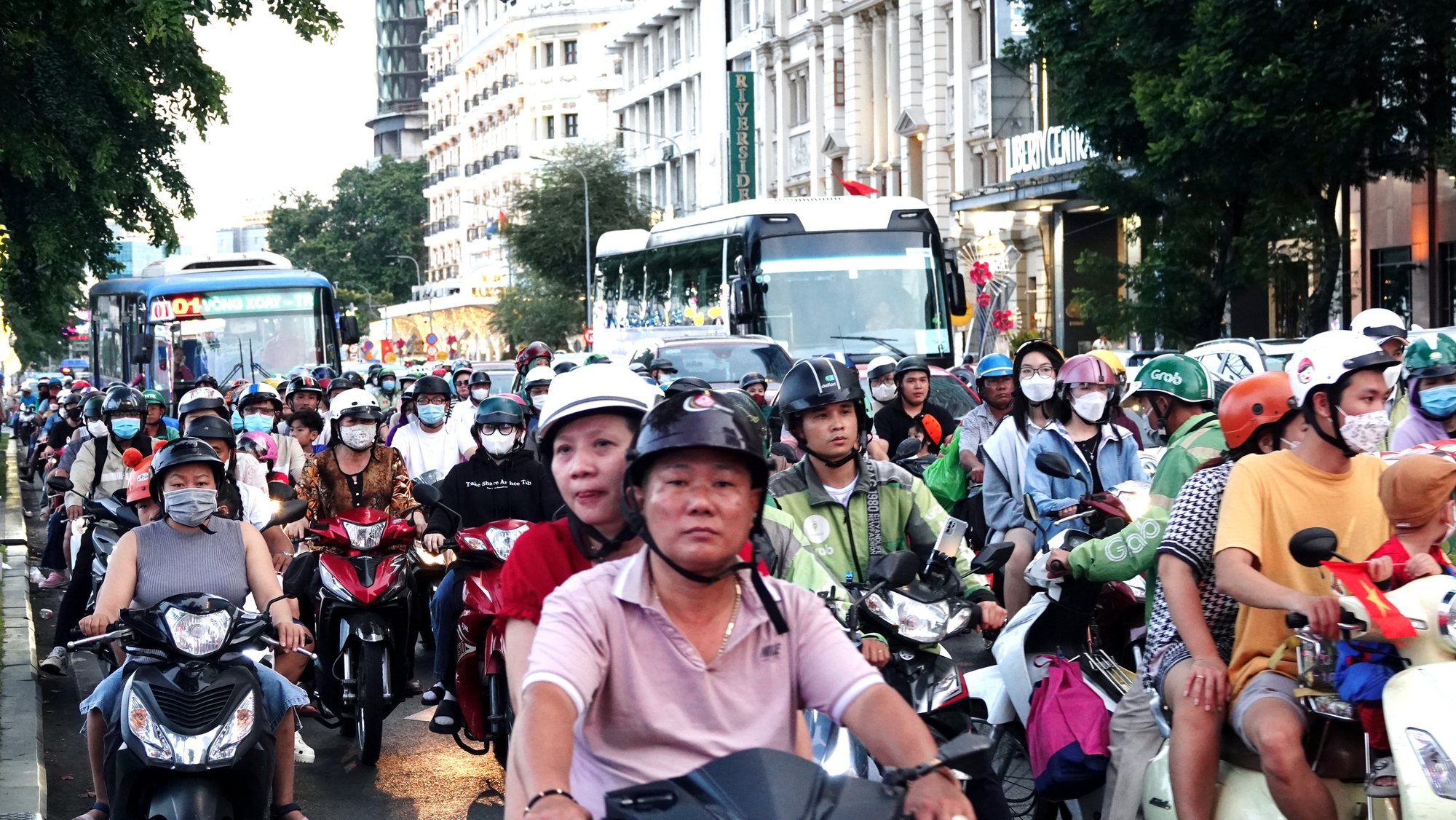 Hàng vạn người dân TP.HCM mãn nhãn với màn pháo hoa rực sáng trên bầu trời mừng ngày 30/4 - Ảnh 2. Hàng vạn người dân TP.HCM mãn nhãn với màn pháo hoa rực sáng trên bầu trời mừng ngày 30/4 - Ảnh 2.