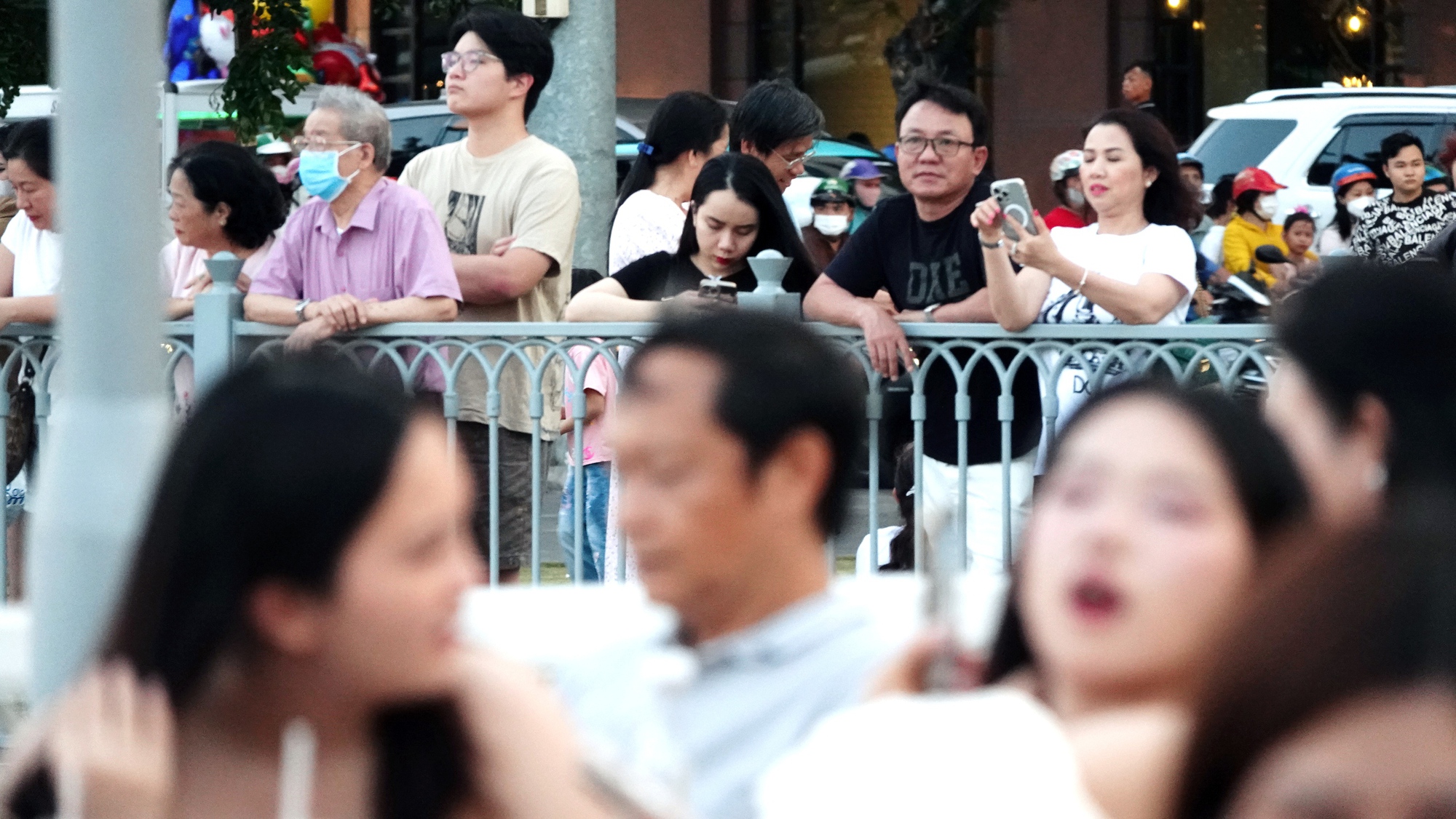 Hàng vạn người dân TP.HCM mãn nhãn với màn pháo hoa rực sáng trên bầu trời mừng ngày 30/4 - Ảnh 3. Hàng vạn người dân TP.HCM mãn nhãn với màn pháo hoa rực sáng trên bầu trời mừng ngày 30/4 - Ảnh 3.