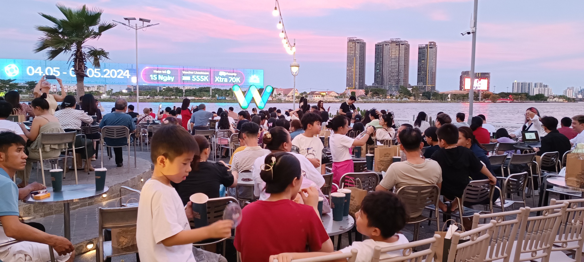 Hàng vạn người dân TP.HCM mãn nhãn với màn pháo hoa rực sáng trên bầu trời mừng ngày 30/4 - Ảnh 6. Hàng vạn người dân TP.HCM mãn nhãn với màn pháo hoa rực sáng trên bầu trời mừng ngày 30/4 - Ảnh 6.