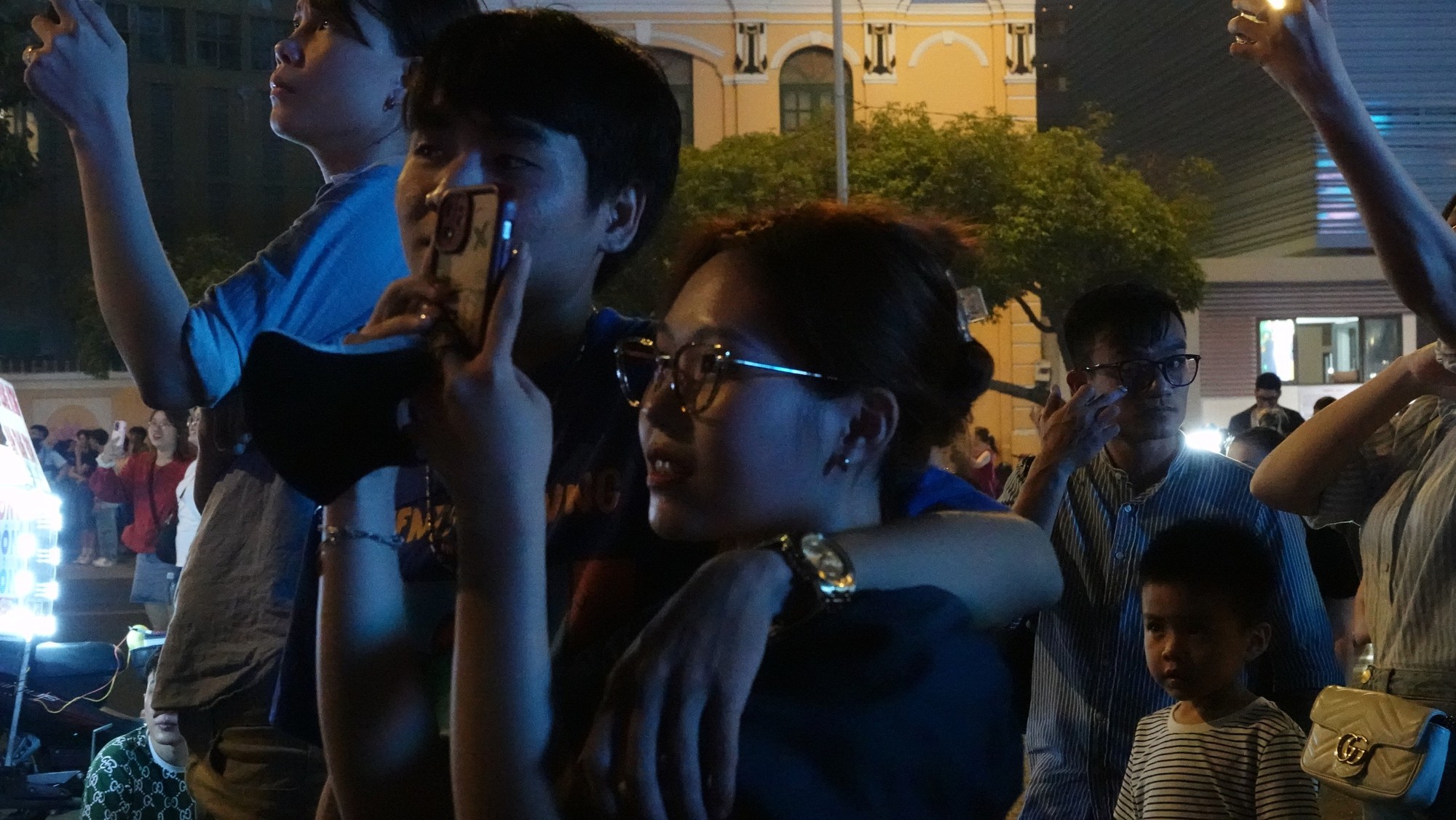 Hàng vạn người dân TP.HCM mãn nhãn với màn pháo hoa rực sáng trên bầu trời mừng ngày 30/4 - Ảnh 20. Hàng vạn người dân TP.HCM mãn nhãn với màn pháo hoa rực sáng trên bầu trời mừng ngày 30/4 - Ảnh 20.
