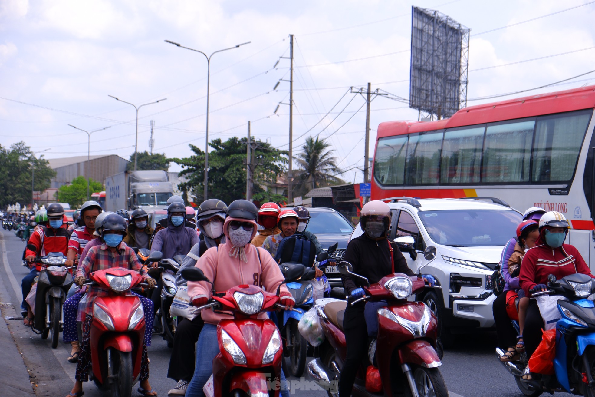 'Mướt mồ hôi’ trở lại TPHCM sau nghỉ lễ - Ảnh 1.