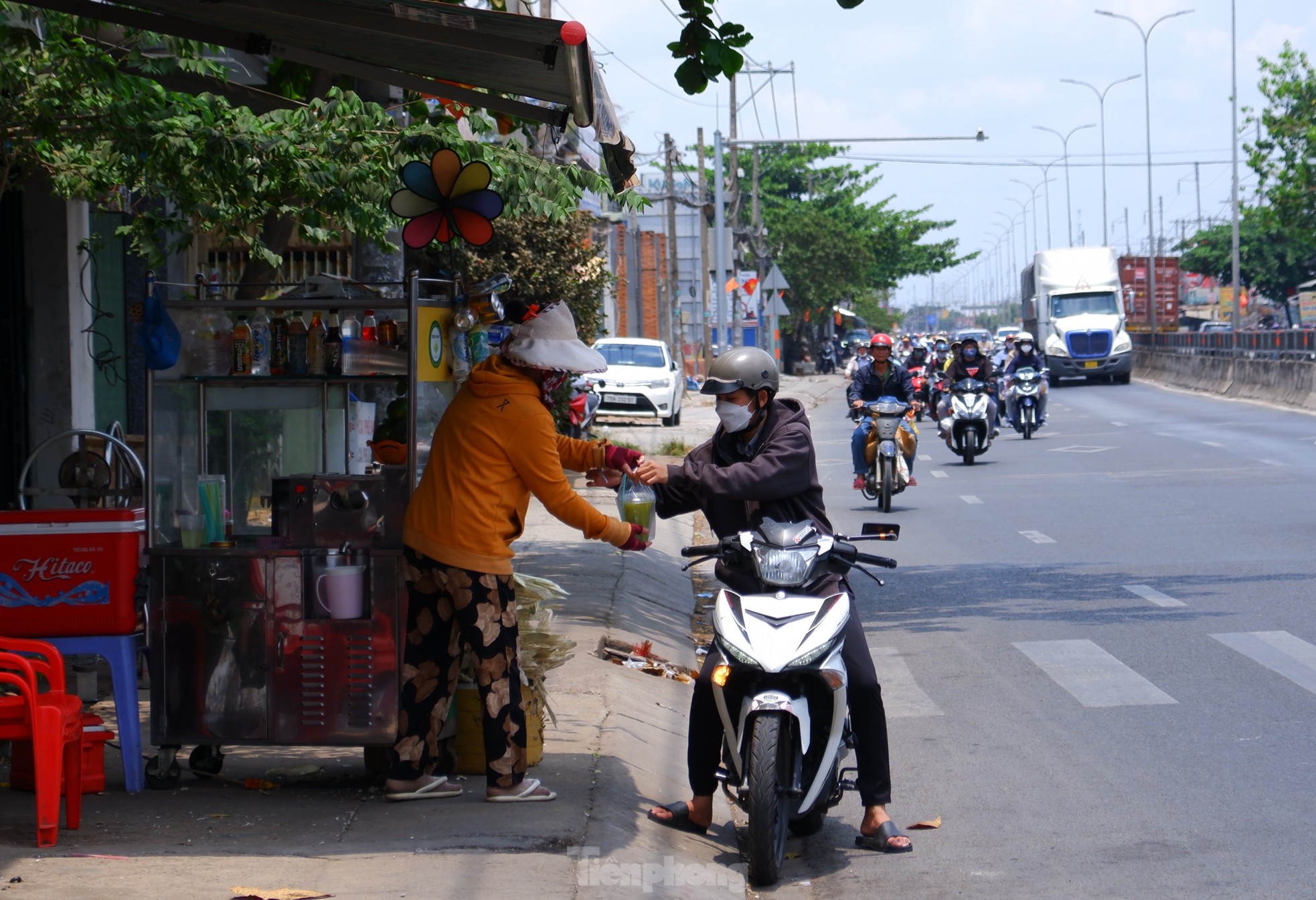 'Mướt mồ hôi’ trở lại TPHCM sau nghỉ lễ - Ảnh 10.