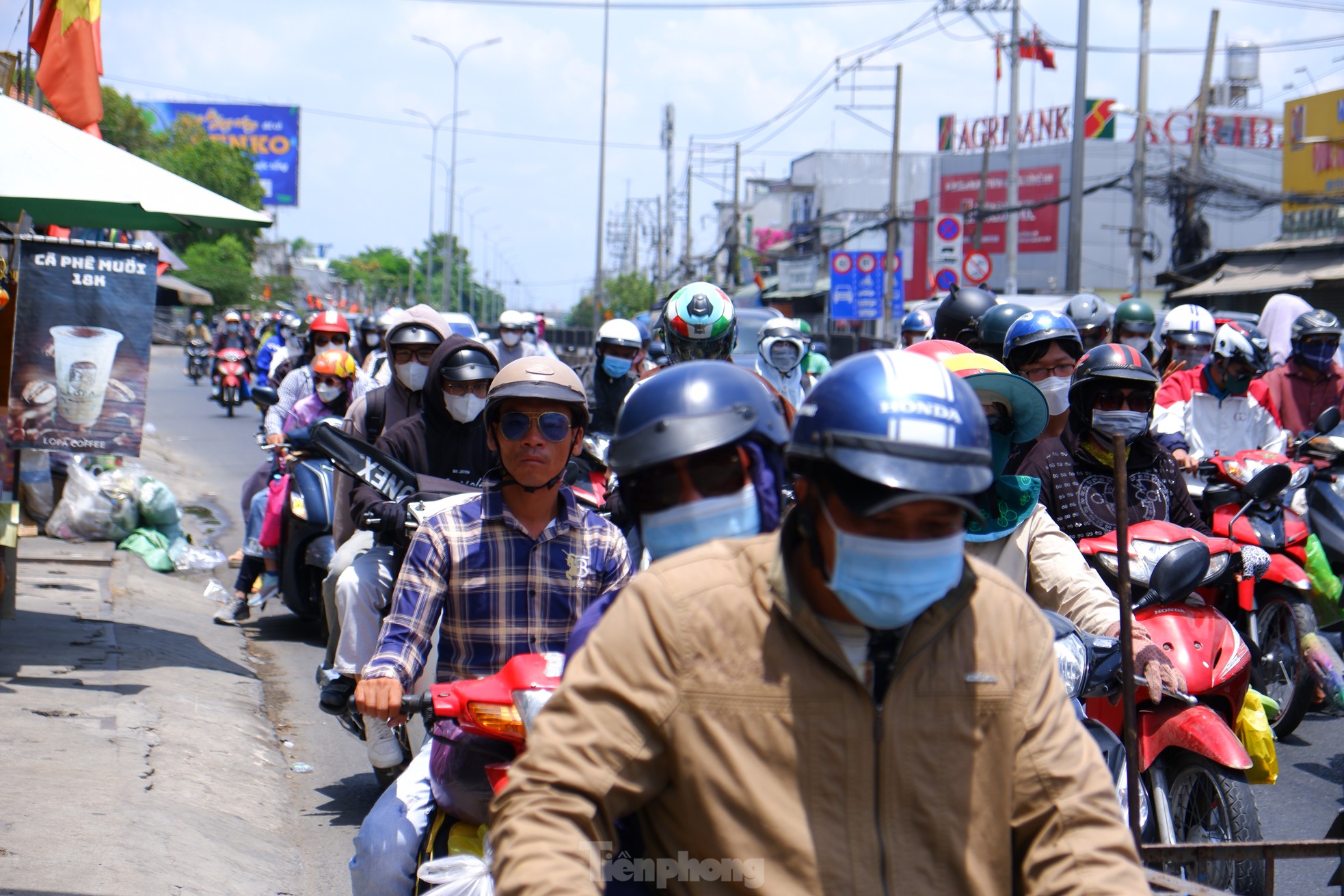 'Mướt mồ hôi’ trở lại TPHCM sau nghỉ lễ - Ảnh 2.