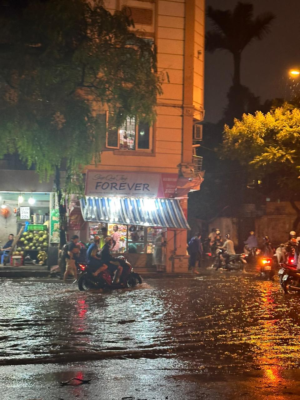 Ảnh, clip: Hà Nội mưa như trút nước tối cuối tuần, người dân bì bõm di chuyển khó khăn - Ảnh 4.